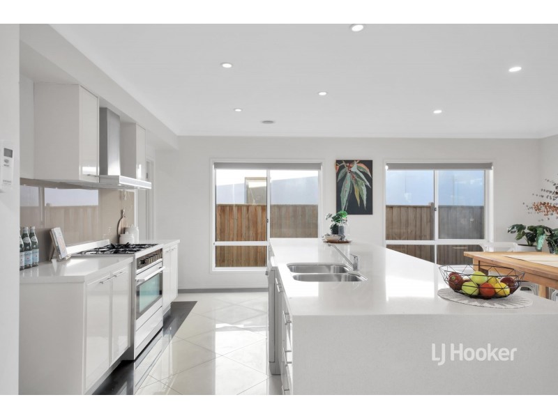 22 Seaview Point, Sanctuary Lakes VIC 3030