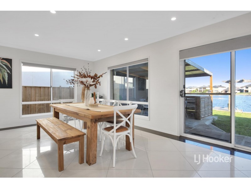 22 Seaview Point, Sanctuary Lakes VIC 3030