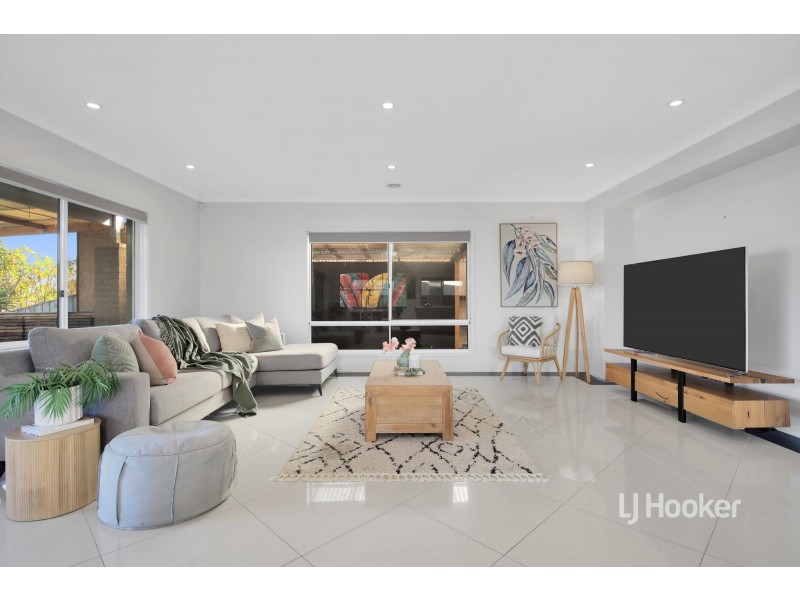 22 Seaview Point, Sanctuary Lakes VIC 3030