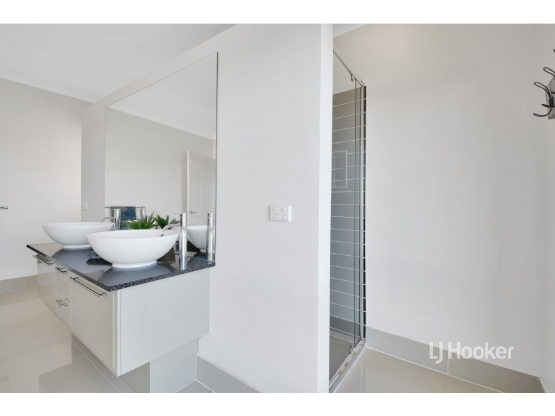 22 Seaview Point, Sanctuary Lakes VIC 3030