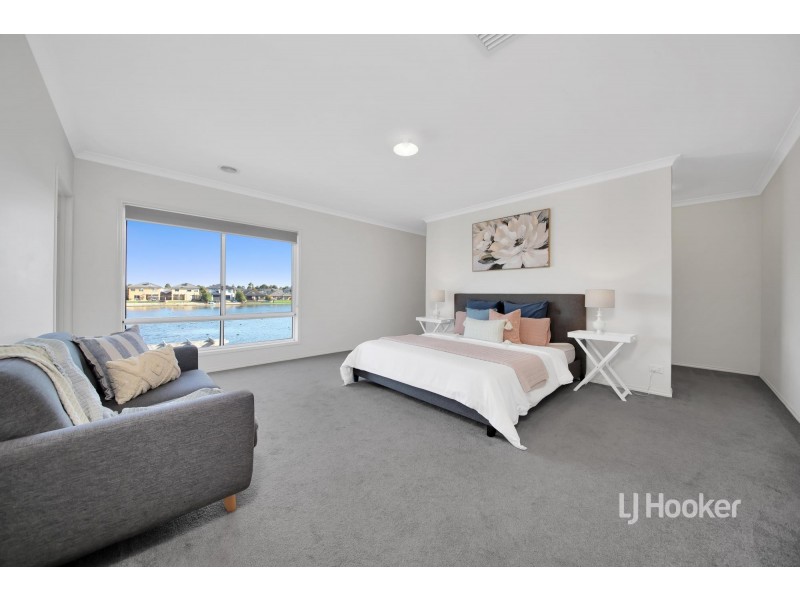22 Seaview Point, Sanctuary Lakes VIC 3030