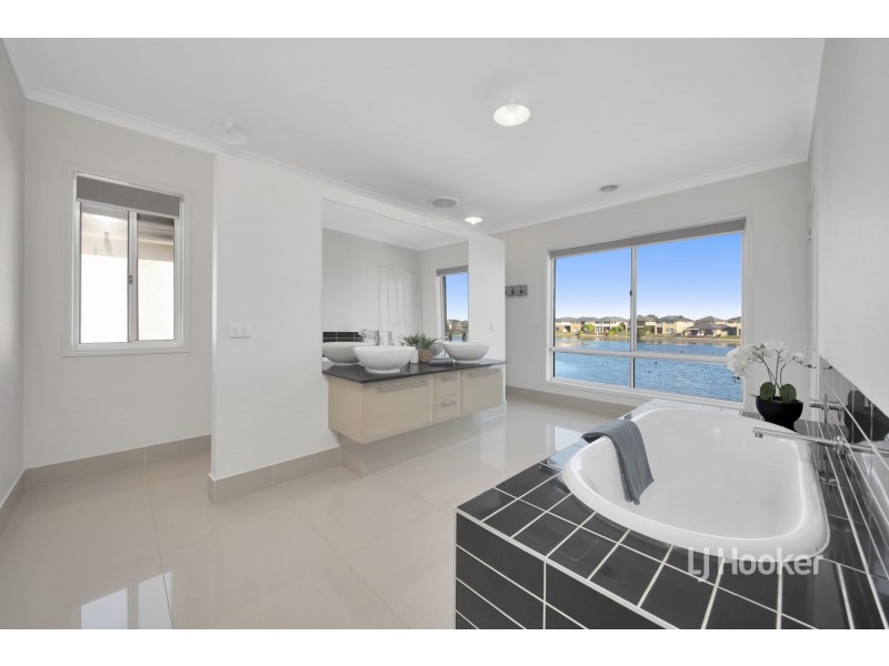 22 Seaview Point, Sanctuary Lakes VIC 3030