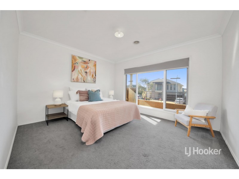 22 Seaview Point, Sanctuary Lakes VIC 3030
