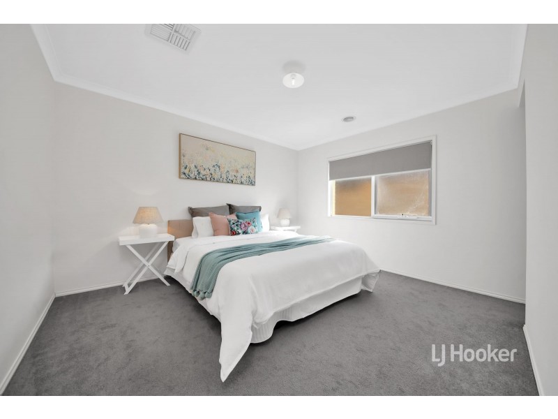 22 Seaview Point, Sanctuary Lakes VIC 3030