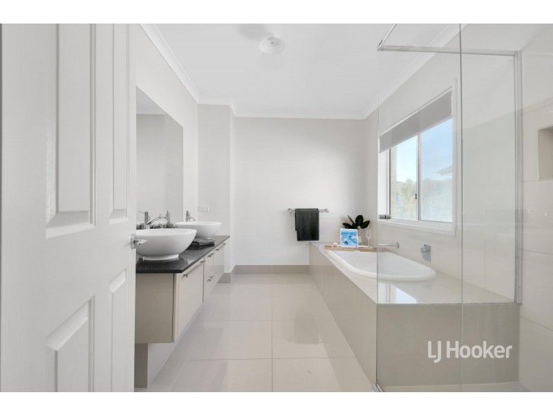 22 Seaview Point, Sanctuary Lakes VIC 3030