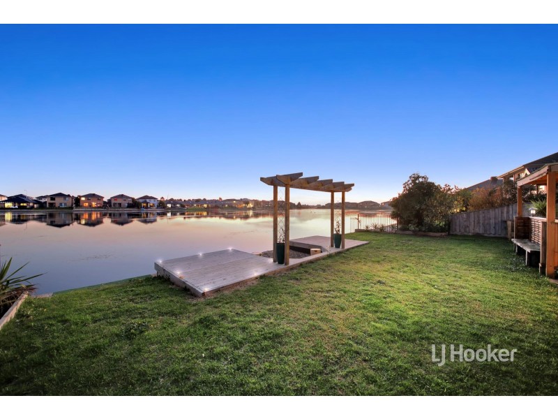 22 Seaview Point, Sanctuary Lakes VIC 3030