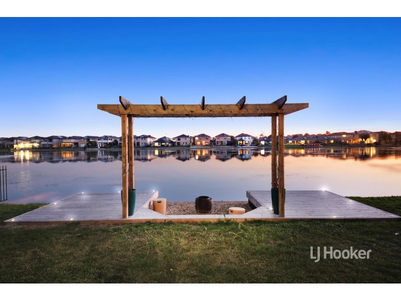 22 Seaview Point, Sanctuary Lakes VIC 3030