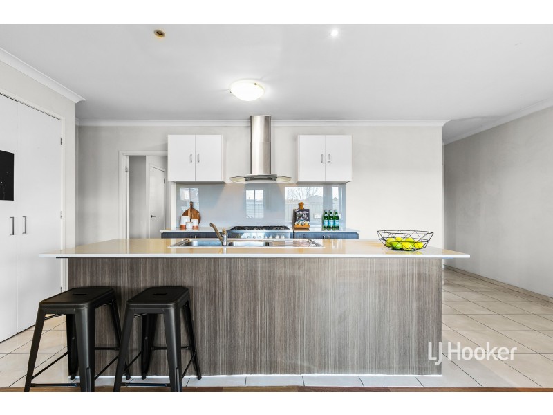 2 Pinoak Street, Point Cook VIC 3030