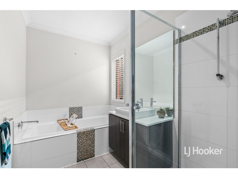 2 Pinoak Street, Point Cook VIC 3030