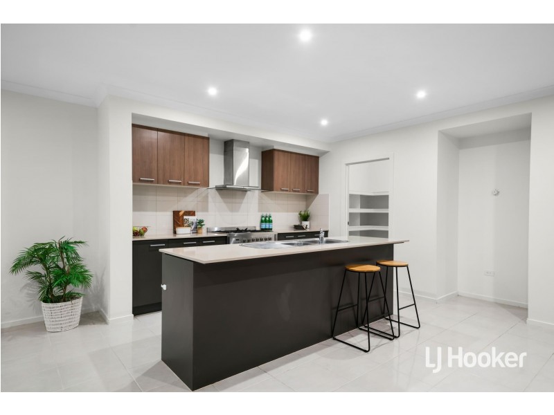 8 Living Crescent, Point Cook VIC 3030