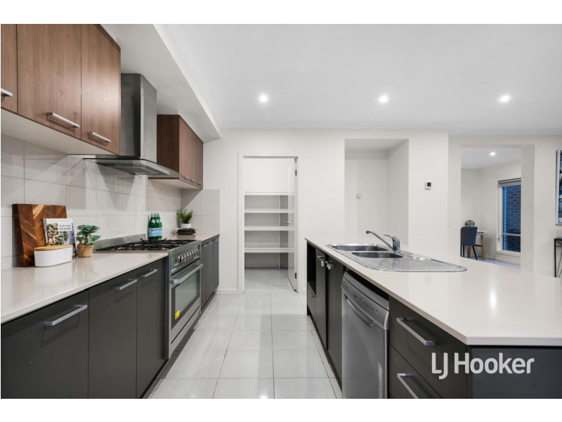 8 Living Crescent, Point Cook VIC 3030