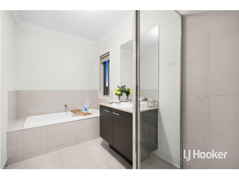 8 Living Crescent, Point Cook VIC 3030