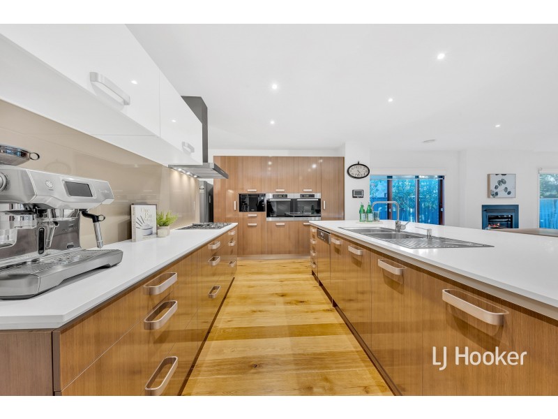 18 Brownlow Drive, Point Cook VIC 3030