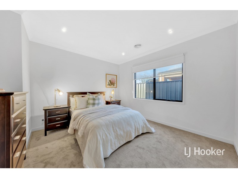 18 Brownlow Drive, Point Cook VIC 3030