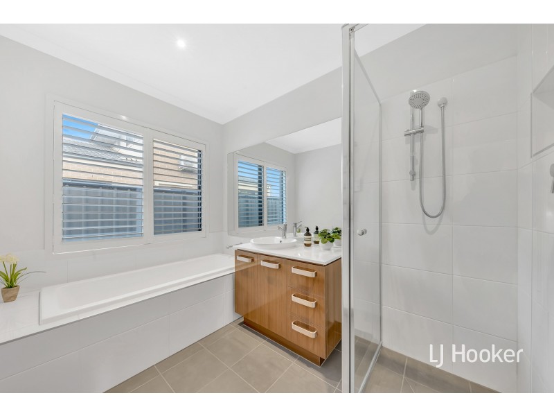 18 Brownlow Drive, Point Cook VIC 3030