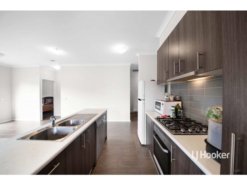 10/37-39 Valencia Circuit, Cranbourne VIC 3977