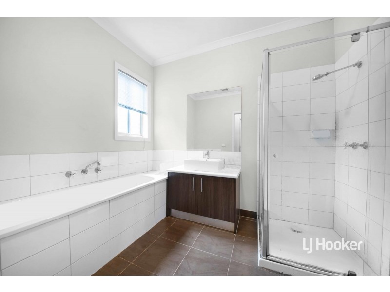 10/37-39 Valencia Circuit, Cranbourne VIC 3977
