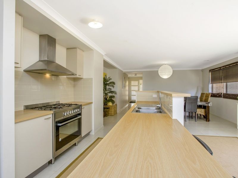 65 Beachview Parade, Sanctuary Lakes VIC 3030