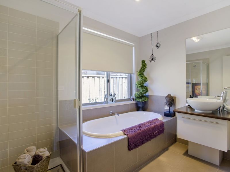 65 Beachview Parade, Sanctuary Lakes VIC 3030