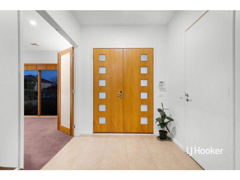6 Cooks Mews, Sanctuary Lakes VIC 3030