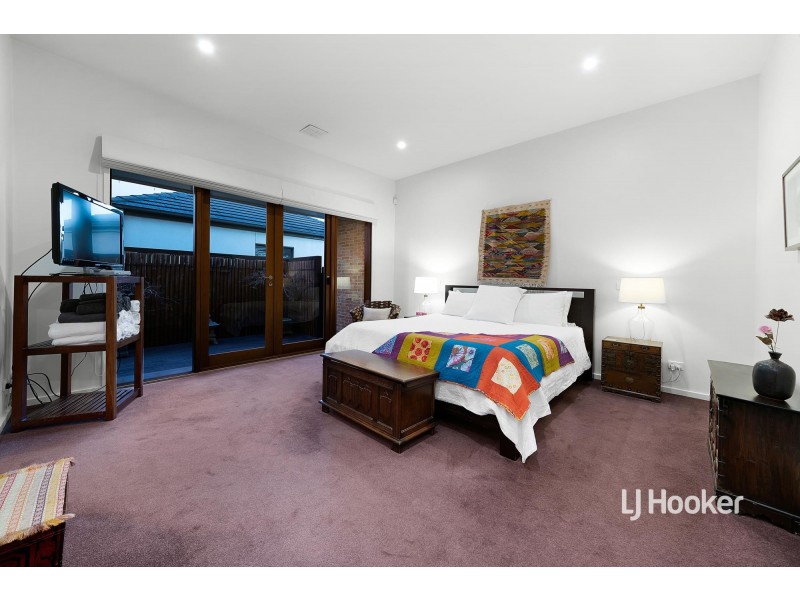 6 Cooks Mews, Sanctuary Lakes VIC 3030