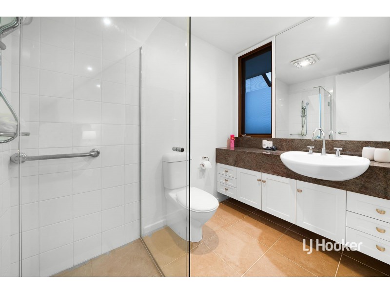 6 Cooks Mews, Sanctuary Lakes VIC 3030