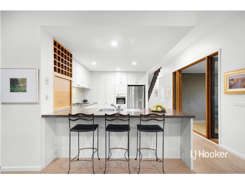 6 Cooks Mews, Sanctuary Lakes VIC 3030