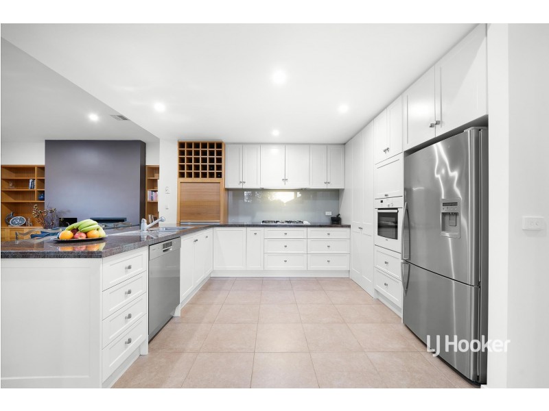 6 Cooks Mews, Sanctuary Lakes VIC 3030