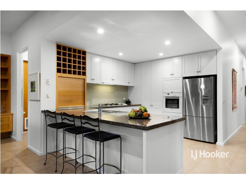 6 Cooks Mews, Sanctuary Lakes VIC 3030