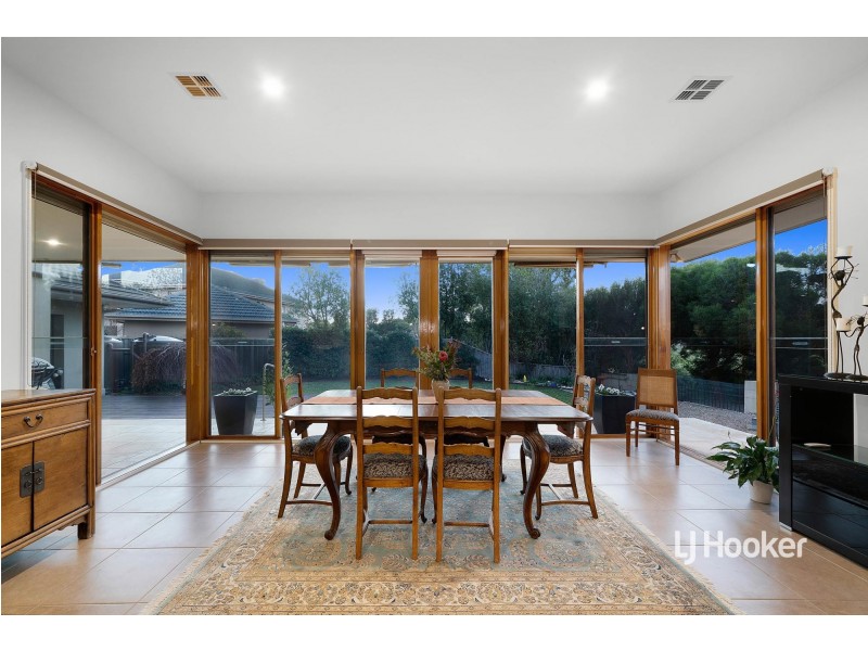 6 Cooks Mews, Sanctuary Lakes VIC 3030