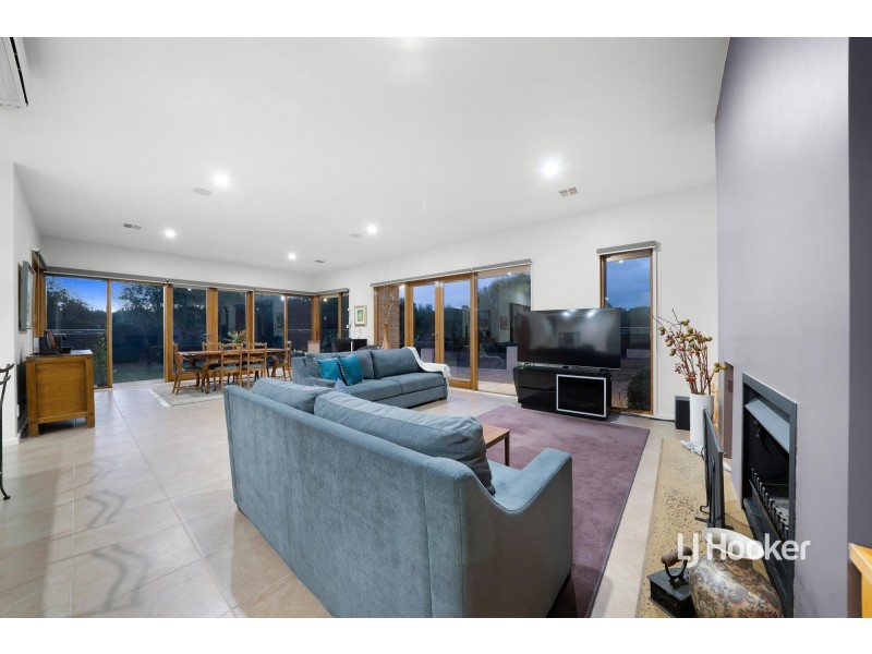 6 Cooks Mews, Sanctuary Lakes VIC 3030