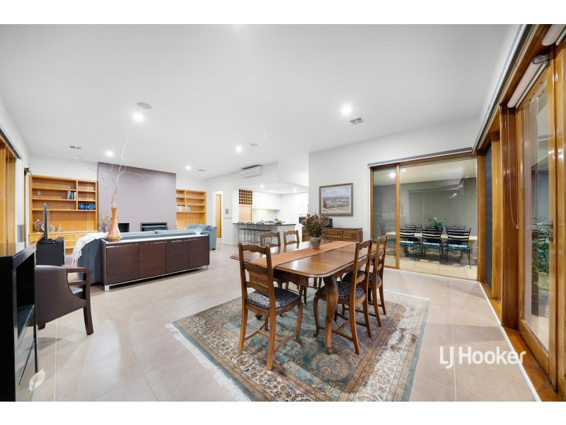 6 Cooks Mews, Sanctuary Lakes VIC 3030
