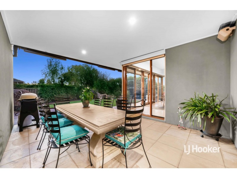 6 Cooks Mews, Sanctuary Lakes VIC 3030