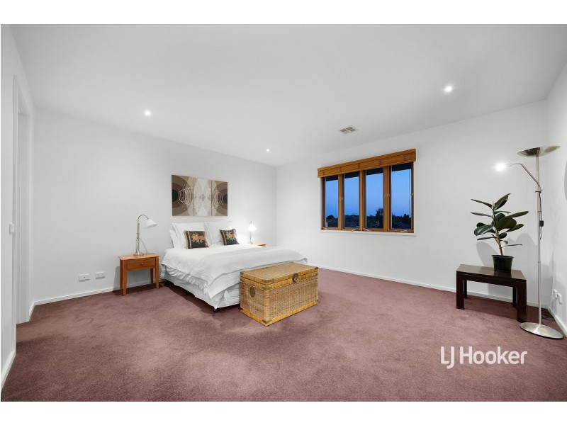 6 Cooks Mews, Sanctuary Lakes VIC 3030