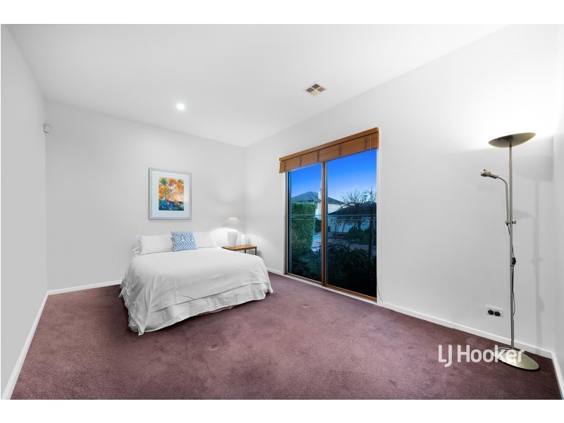 6 Cooks Mews, Sanctuary Lakes VIC 3030