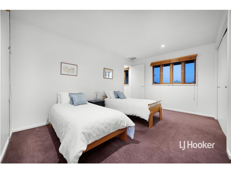6 Cooks Mews, Sanctuary Lakes VIC 3030