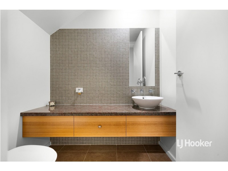 6 Cooks Mews, Sanctuary Lakes VIC 3030