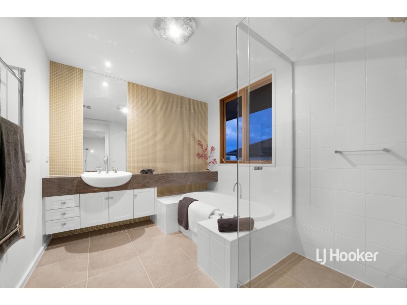 6 Cooks Mews, Sanctuary Lakes VIC 3030