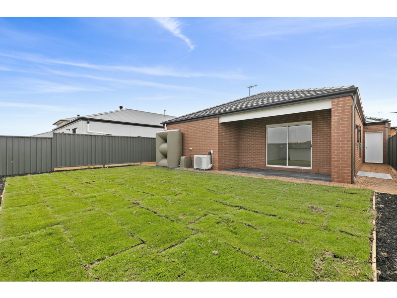 106 Pintail Drive, Melton South VIC 3338