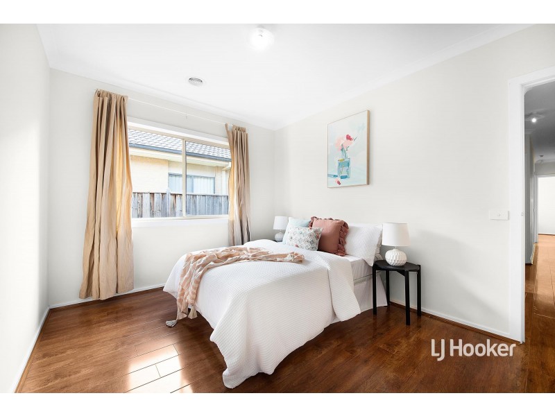 8 Tarcoola Crescent, Sanctuary Lakes VIC 3030