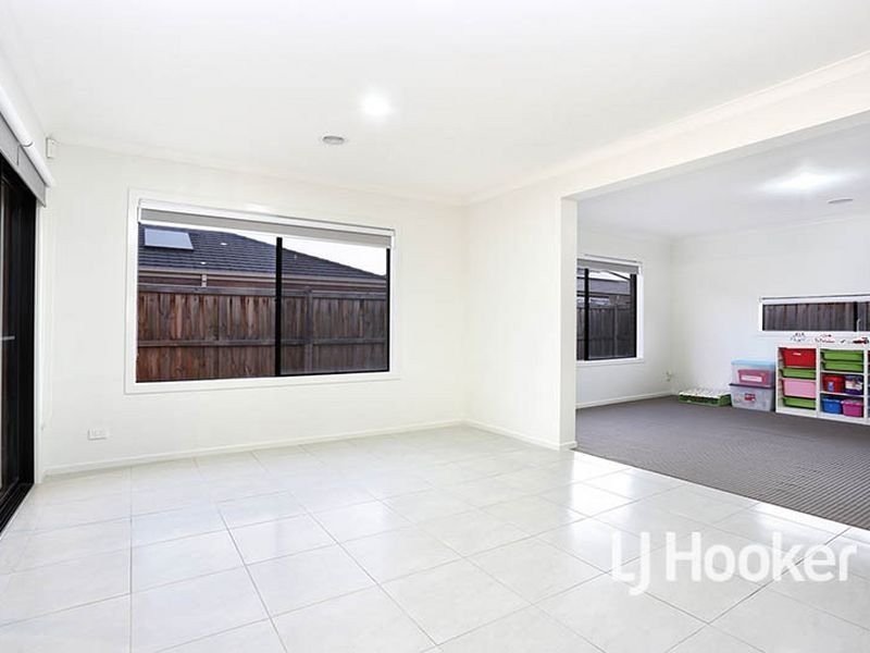 14 Whitecaps Avenue, Point Cook VIC 3030