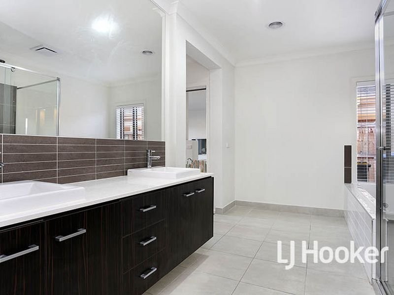 14 Whitecaps Avenue, Point Cook VIC 3030