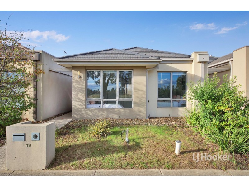19 Chessington Drive, Williams Landing VIC 3027
