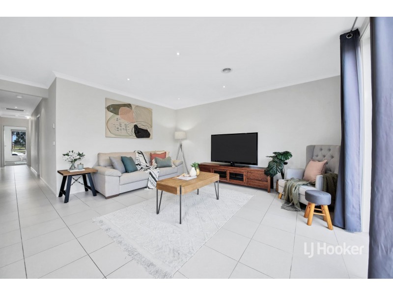 19 Chessington Drive, Williams Landing VIC 3027