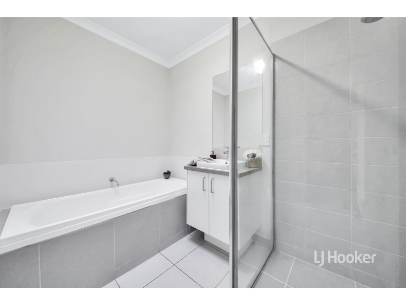 19 Chessington Drive, Williams Landing VIC 3027