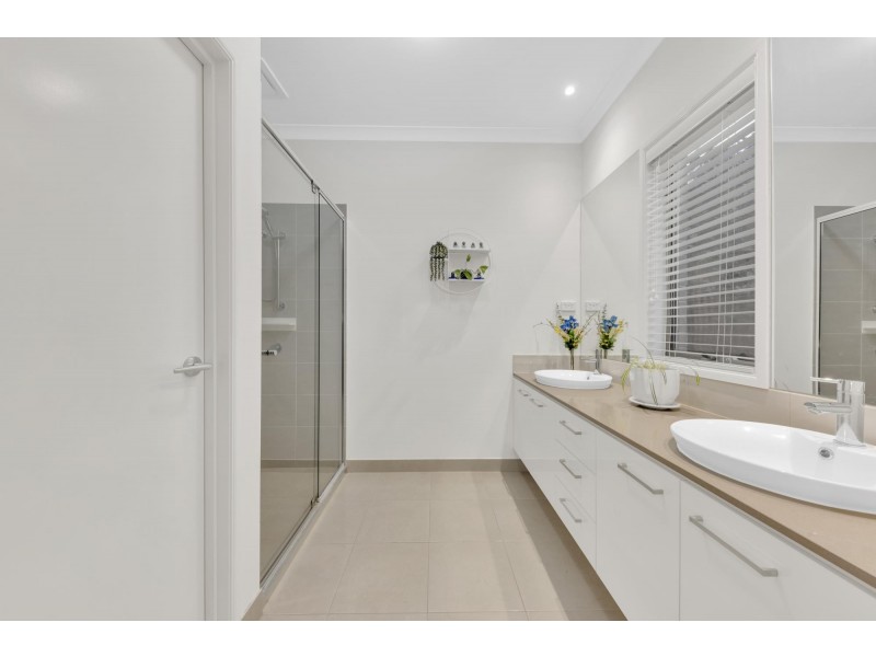 27 Goldeneye Circuit, Werribee VIC 3030