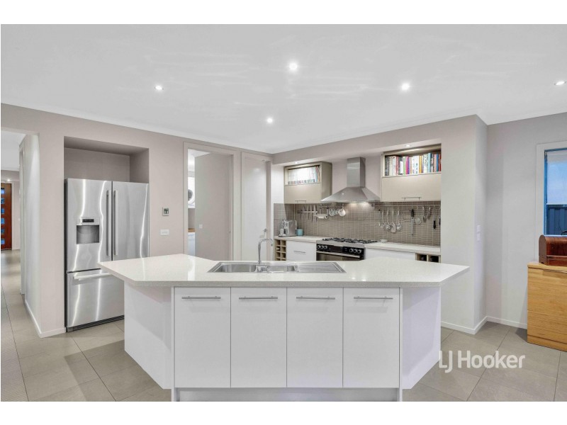 27 Peppertree Drive, Point Cook VIC 3030