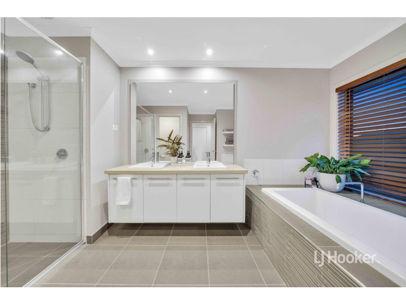 27 Peppertree Drive, Point Cook VIC 3030