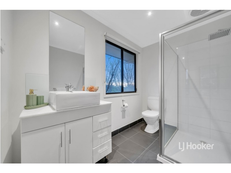 42 Half Moon Terrace, Sanctuary Lakes VIC 3030