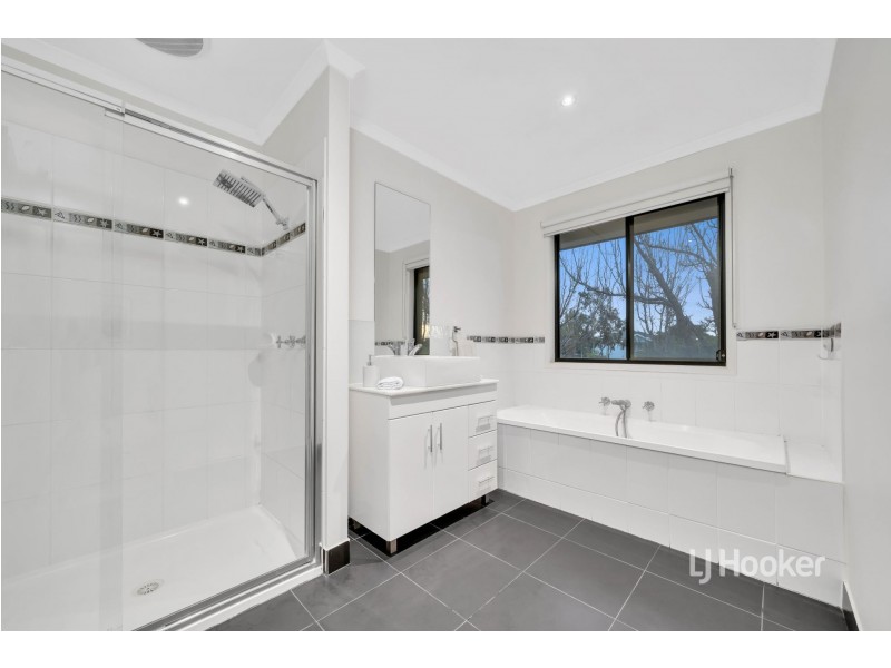 42 Half Moon Terrace, Sanctuary Lakes VIC 3030